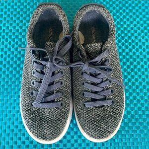 Allbirds Women’s Wool Runner NZ
Gray Sneakers with Minimalist Design